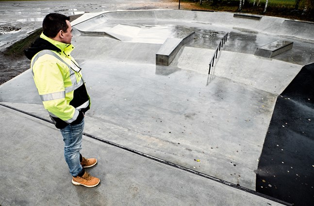Byggherreingenjör Frank Bäcksholm tycker det är trist att skadegörare förstör för stadens unga.