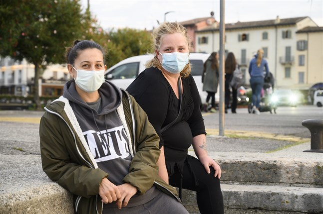 Nicoletta och Milania tycker att turister inte följer reglerna om munskydd lika bra som italienarna.