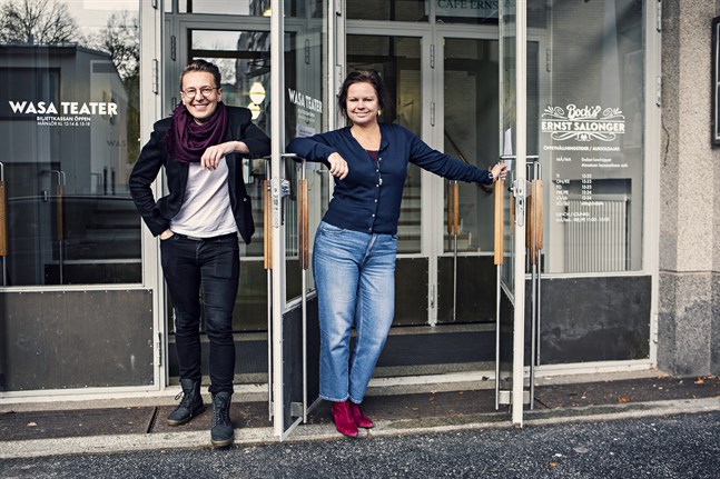 Seppo Välinen, stadsteaterns chef, och Wasa Teaters chef Ann-Luise Bertell öppnar teatrarna igen.