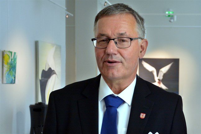 Hans-Erik Lindqvist blev nyligen pensionär. Nu har han lovat ställa upp i kommunalvalet.