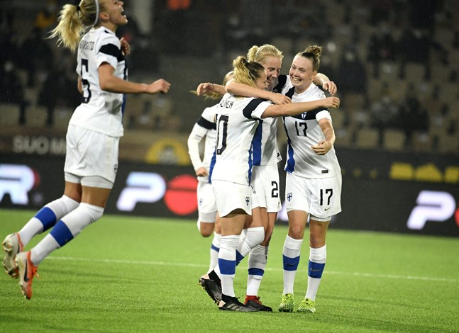 Emma Koivisto, Emmi Alanen, Eveliina Summanen och Sanni Franssi firar 1–0-målet.