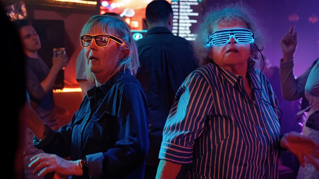 Systrarna Inkeri (Leena Uotila) och Sylvi (Saara Pakkasvirta) lever livet i filmen "Teräsleidit".
