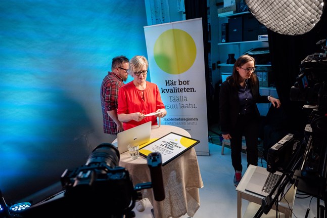 Moderatorn Elli Flén förbereder sig för seminariet.