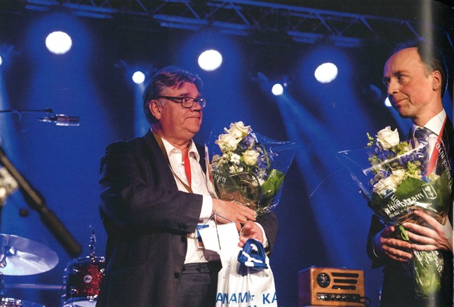 Konungen är detroniserad. Timo Soini fick inte sin kronprins Sampo Terho vald till ordförande, utan partiet togs över av Jussi Halla-aho. Bild ur boken.