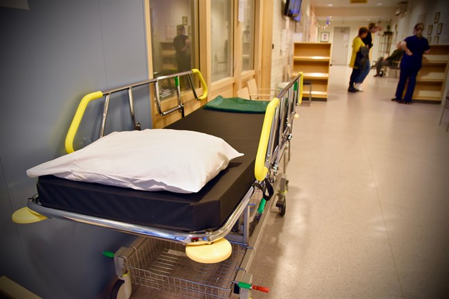 Forskarna följer med patienter som vårdats för covid-19 på Helsingfors universitetssjukhus under ett års tid.