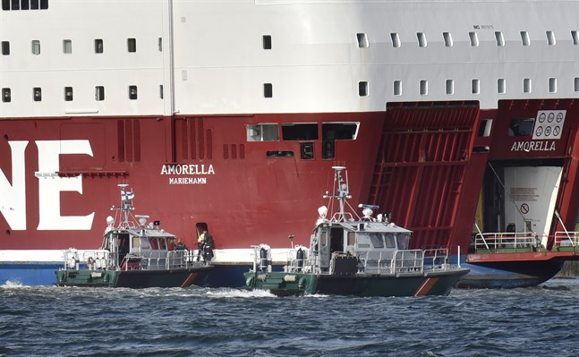 Cirka trehundra personer befann sig ombord på Viking Lines fartyg Amorella när hon stötte på grund i den åländska skärgården den 20 september.