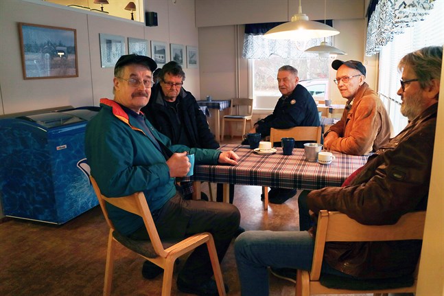 Mats Sågfors, Stig Dahlvik, Nils-Göran Knutar, Bo Sandvik och Dan-Håkan Granö diskuterar hur landet ligger på en bensinstation i Terjärv.