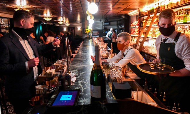 Då tisdag övergick till onsdag passade Melbournebor och barer på att fira att restriktionerna hävts. Här på baren Nick & Nora.