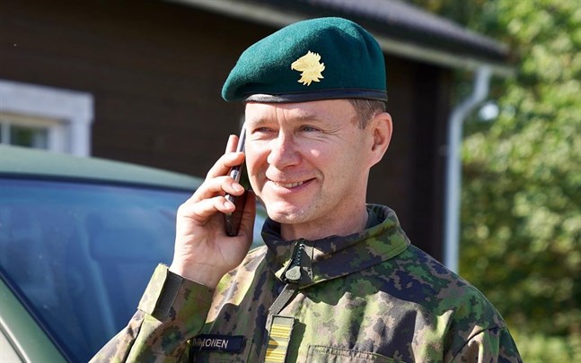 Kommendör Mika Immonen, stabschef vid Nylands brigad, hoppas att alla beväringar som återvänder från permissionen på söndag är friska.