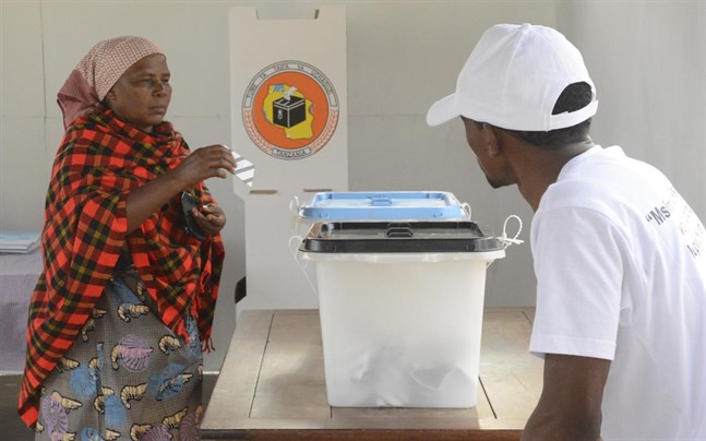 En kvinna lägger sin röst i huvudstaden Dodoma i Tanzania.