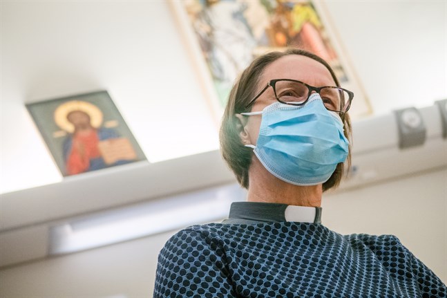 För att orka med döden tar Catharina fasta på kärleken i arbetet och ljuset på fritiden.
