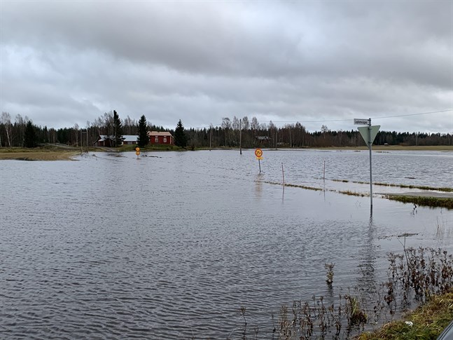 Så här såg det ut vid Laplomvägen på Pörtmossen i Övermark middagstiden på tisdagen.