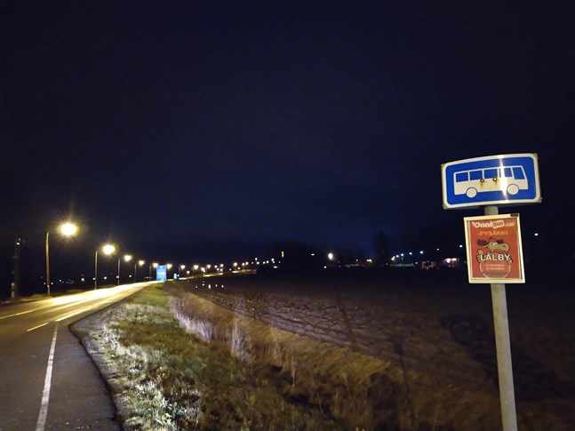 Onnibus bussar stannar vid hållplatsen vid riksåttan i Lålby. Brådska, mörker, dåligt och att många måste korsa vägen gör den farlig, påpekar Kristinasällskapet