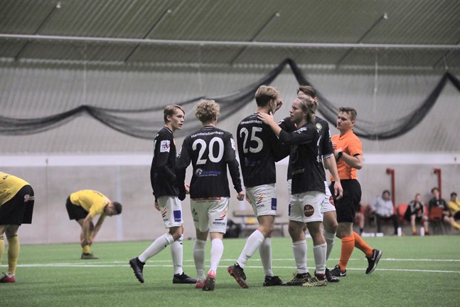 Alex Ramsay (25) var tongivande för JBK med sina två mål och såg till att det blir degradering för FC Kiisto.