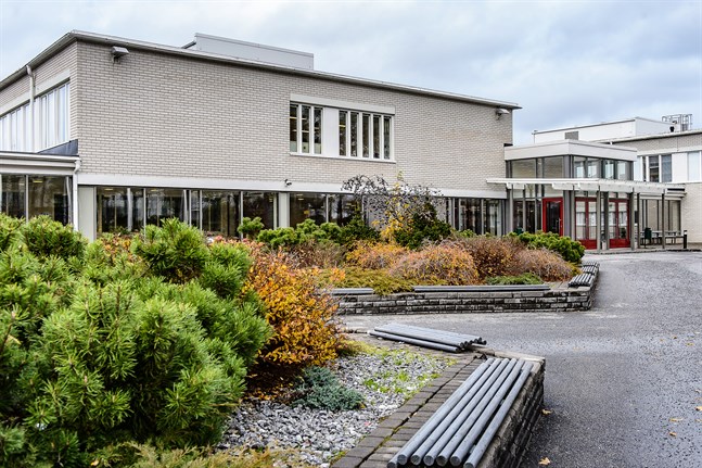 En person med konstaterad coronasmitta har befunnit sig i Sursik skola.