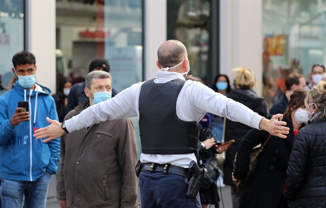 Polis trycker tillbaka allmänheten nära platsen för attacken i Nice.
