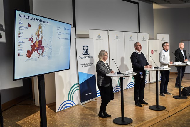 Maria Rotzén Östlund, smittskyddsläkare i region Stockholm, Thomas Lindén, avdelningschef, Socialstyrelsen, Anders Tegnell, statsepidemiolog och Stefan Anering, enhetschef MSB under torsdagens pressträff.