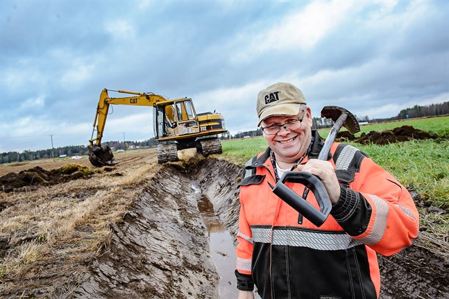 Karl-Gustav Lindh drar sig inte för att greppa skyffeln och hoppa ner i ett dike – om det skulle behövas. Spaden finns alltid med.