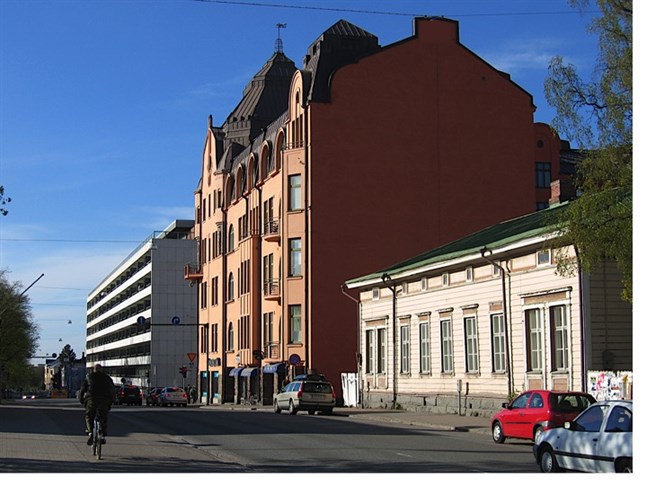 Tre tidsepoker möts på Rådhusgatan. En traditionell trähusfasad har sällskap av monumentala Vasaborg och av Rewell Center, ett tidigt Vasaexempel på industriellt byggande.