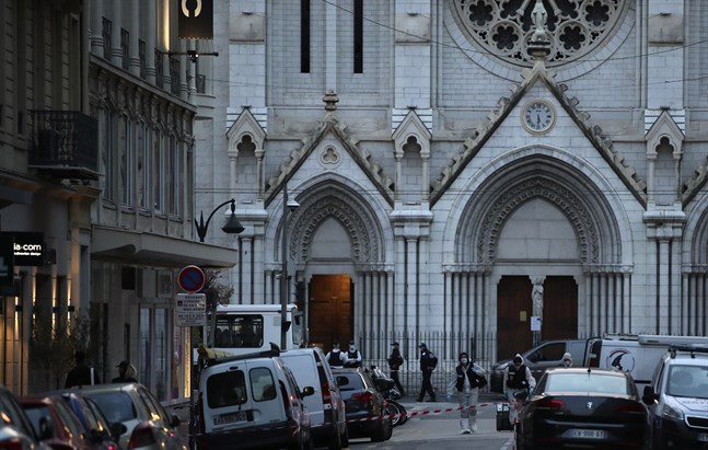 Dådet genomfördes vid kyrkan Notre-Dame i Nice i Frankrike.