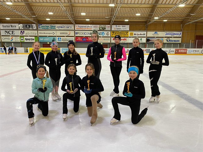 Jeppis Skating i Kajana, övre raden från vänster: Sanni Tervaskangas, Mimmi Sillanpää, Mica Storholm, Elin Westerlund, Siri Sulkakoski, Kiira Sandberg och Alma Ellfolk, Emmi Rintala, Isolde Jankens, Noella Syla och Ronja Brännbacka.
