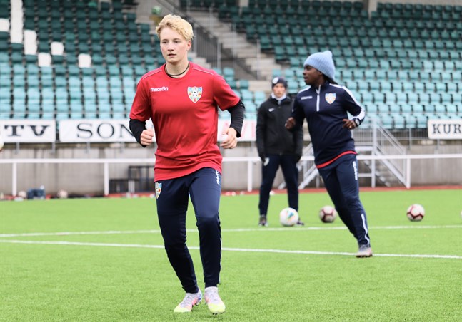 Monica Hagström trivs i Åland United och fortsätter i klubben nästa säsong.
