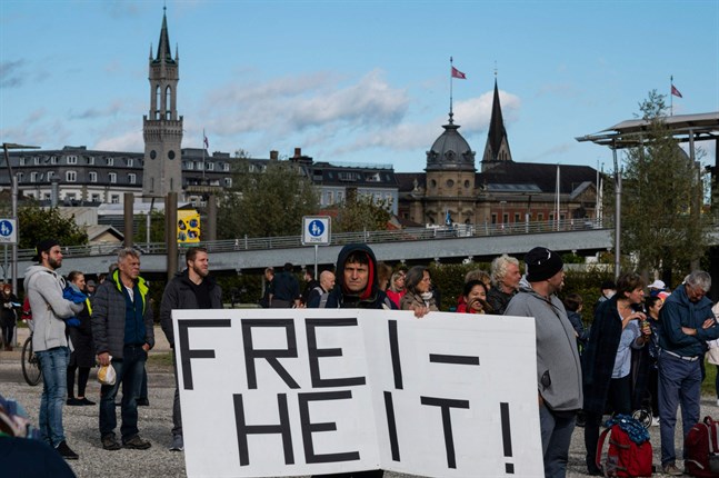 "Frihet!" står det på plakatet. Mannen som håller upp det deltog tidigare i månaden i en demonstration mot munskydd och andra coronarestriktioner i Konstanz i södra Tyskland.