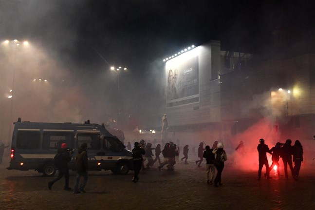 Också i Rom i Italien har en stor folkmassa demonstrerat mot regeringens nya restriktioner för att hålla coronaviruset under kontroll. Tusentals demonstranter har drabbat samman med polisen.