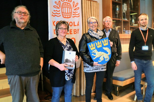 Eugen Söderström, Christina Frilund, Helena Anttiroiko-Mehtälä, Väinö Ylikangas och Erik Engberg har jobbat med sista delen av Karleby sockens historia.