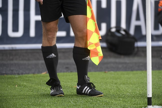 AI-kameran som skulle filma en match i skotska andradivisionen misstog den assisterande domarens hårlösa huvud för att vara bollen, och följde domaren i stället för bollen hela matchen. Arkivbild.