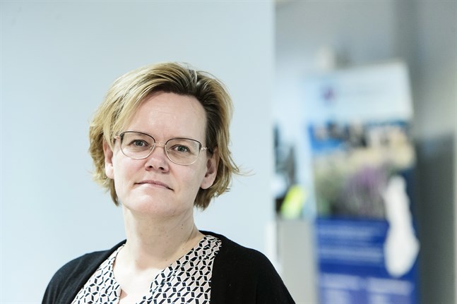 Chefsläkare Pia-Maria Sjöström uppmanar att man ska ta kontakt för test även vid lindriga symtom.