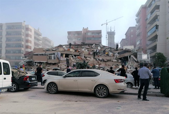 Ett hus i staden Izmir i Turkiet har rasat efter jordbävningen.