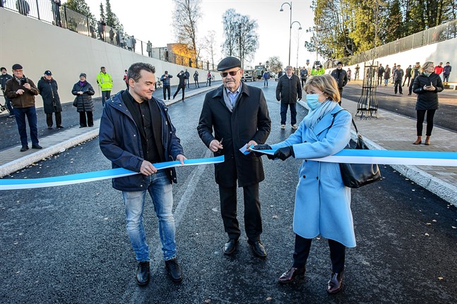Frank Bäcksholm, Peter Boström och Anna-Maja Henriksson klipper bandet.