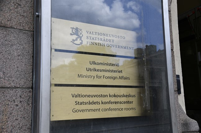 Utrikesministeriet avråder finländare att resa till länder där coronaincidensen överskrider 25 nya coronafall per 100 000 invånare under de senaste två veckorna.