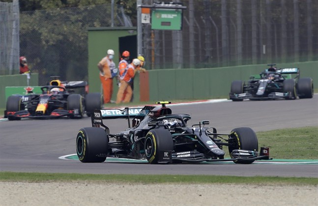 Valtteri Bottas fick problem i ett tidigt skede i Imola.