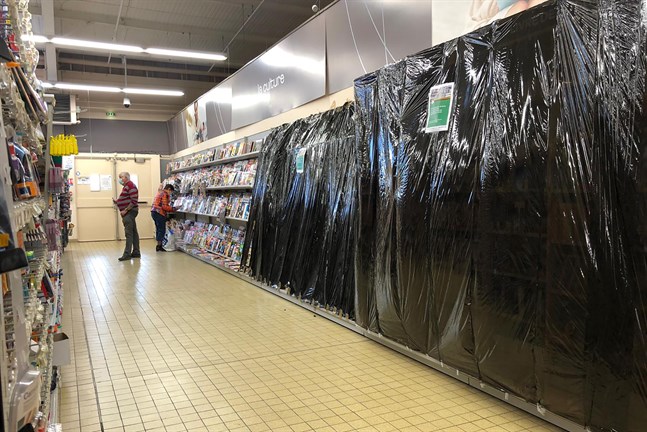 Tidningsavdelningen i ett glest befolkat varuhus i Gex i östra Frankrike på måndagen.