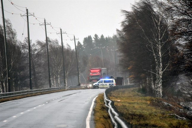 Ett omkullblåst långtradarsläp blockerar körbanan på Nya Kaskövägen. Vägen är avstängd medan bärgningsarbetet pågår.