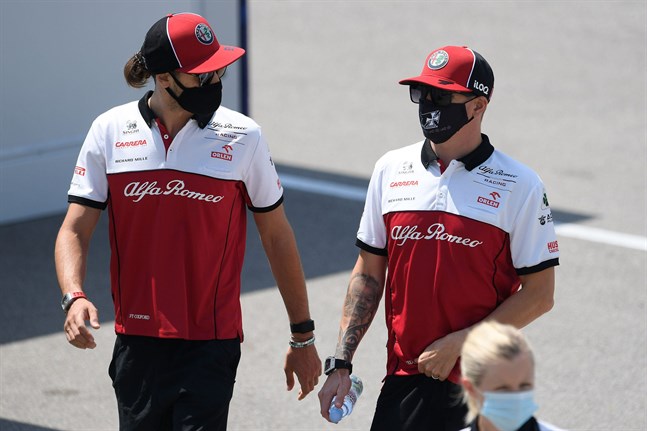 Antonio Giovinazzi och Kimi Räikkönen kör för Alfa Romeo även nästa säsong.