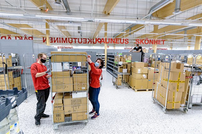 Avdelningsansvariga Uula Gröhn och butikschefen Katri Lehvonen har mycket arbete kvar med att fylla hyllorna i den nya affären i Jakobstad.