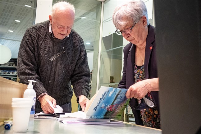 Bror Hagström tillbringade hela tisdagen i telefonen. Han uttrycker sina sympatier för vårdpersonalen, men också för de äldre som väntat på vaccin länge. Till höger i bild Ragny Mutka.