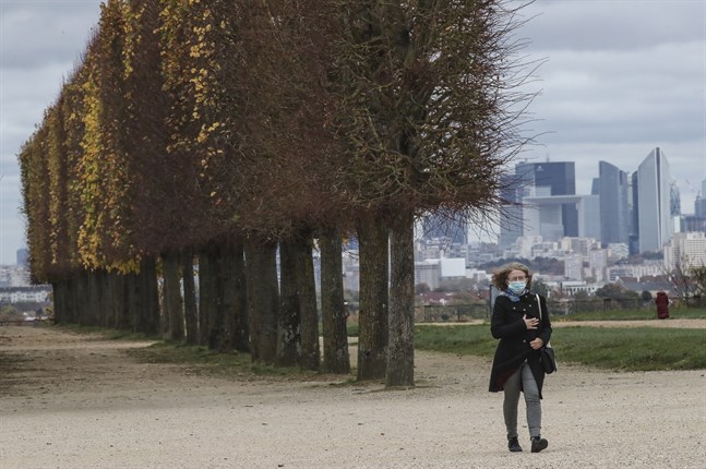 En kvinna på promenad i Saint-Germain-en-Laye väster om Paris under nedstängningen av Frankrike.