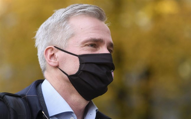 Riksdagsledamot Anders Adlercreutz (SFP) ifrågasätter nuvarande praxis där Skatteförvaltningen offentliggör privatpersoners inkomstuppgifter.