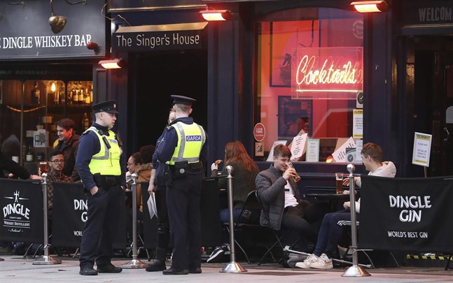 Hårda restriktioner har införts i bland annat Irland. På bilden en pub i huvudstaden Dublin den 21 oktober.