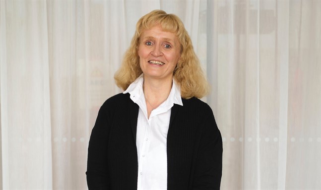 Forskningschef Marianne Pekola-Sjöblom vid Kommunförbundet säger att hälften av kommundirektörerna 2018 ansåg att lönen motsvarade arbetsmängden.