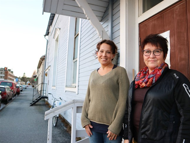 Johanna Kurman och Benita Eriksson betonar att Hyddan finns till för alla. Oberoende av ålder och ekonomisk situation står dörrarna öppna alla vardagar, och ibland också på lördagarna.