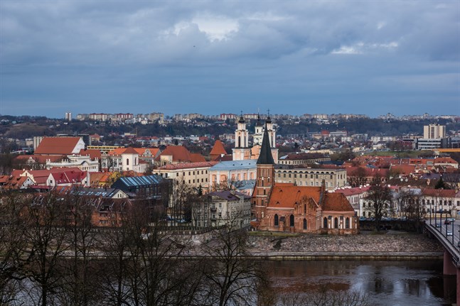 Vy över den gamla delen av Kaunas och älven Nemunas i Litauen.