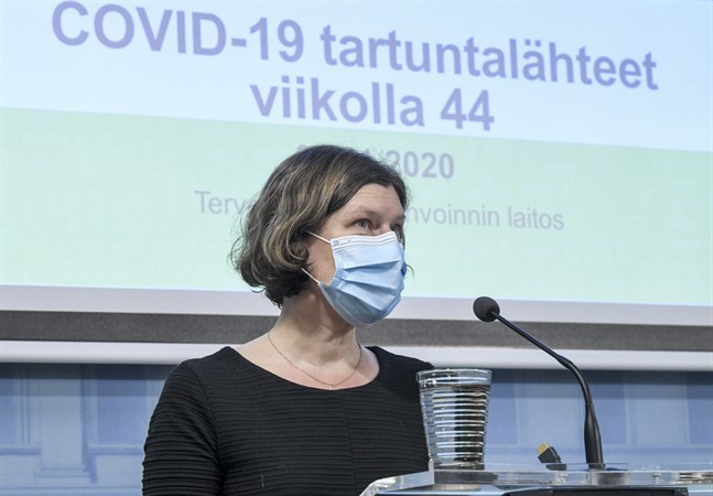 Emmi Sarvikivi, överläkare på Institutet för hälsa och välfärd, säger att det fortfarande är främst ungdomar i åldern 19–24 som smittas av covid-19.