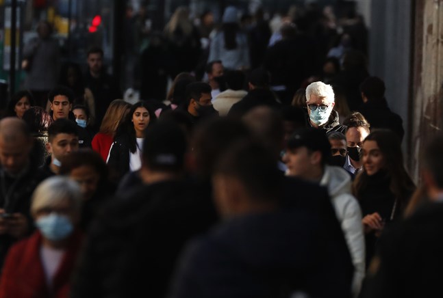 Full kommers på Regent Street i brittiska London dagen innan de nya restriktionerna stänger ner England ännu en gång.