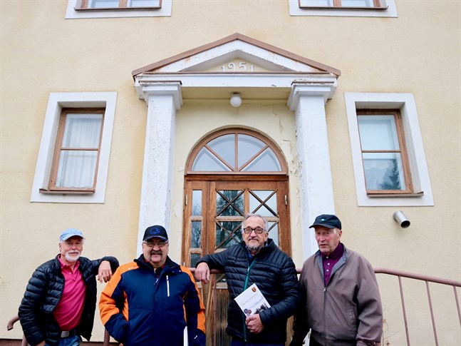 Håkan Ahlnäs, Stig Haglund, Leif Sjöholm och Gustaf Strandberg framför Finlands första tell-hus, nämligen landskommunens kommunal- och hälsogård.