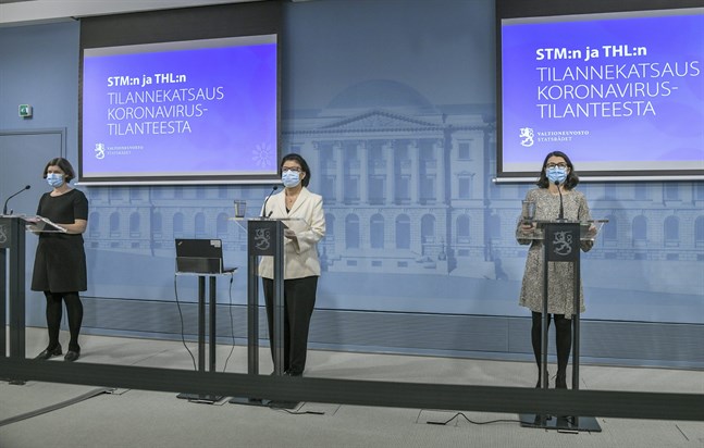 Emmi Sarvikivi, överläkare vid Institutet för hälsa och välfärd, Liisa-Maria Voipio-Pulkki, strategidirektör vid Social- och hälsovårdsministeriet och Anna Katz, projektchef vid Social- och hälsovårdsministeriet, på torsdagens presskonferens om coronaläget.